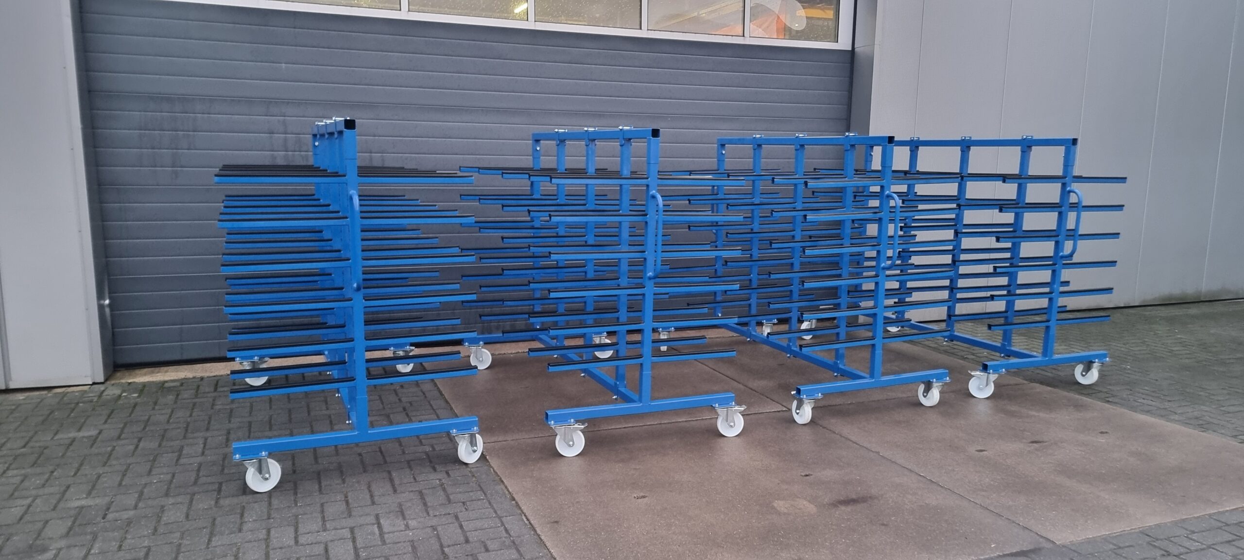 Metaal draagarmkar voor intern transport